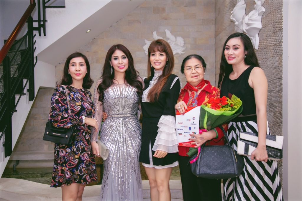 dien vien ly huong lam giam khao cuoc thi miss world business 2019