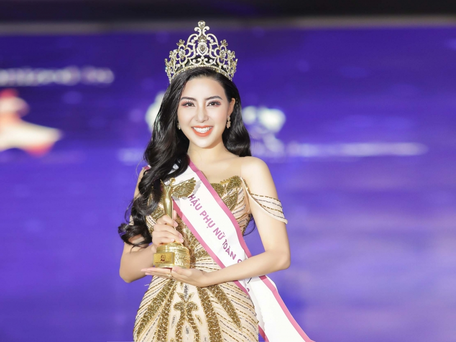 Diễn viên Băng Khuê rạng rỡ đăng quang 'Hoa hậu phụ nữ toàn cầu'