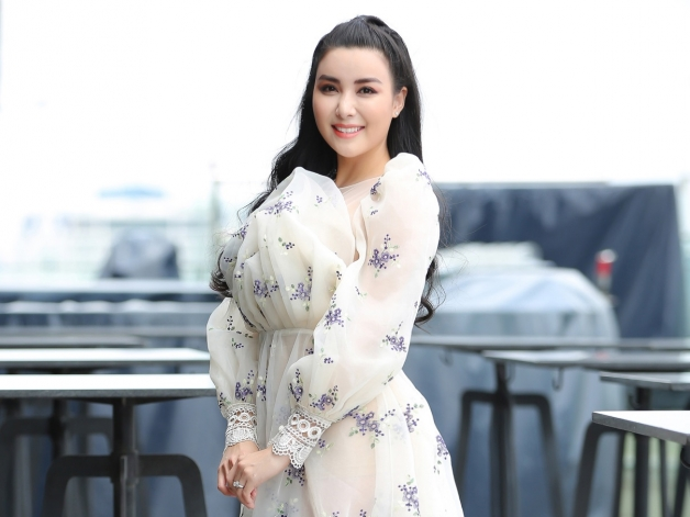 Hoa hậu, diễn viên Băng Khuê bay bổng lãng mạn với đầm voan khi quay talkshow