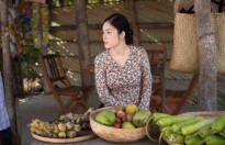 Dương Cẩm Lynh bán nước mía, trái cây ngoài chợ