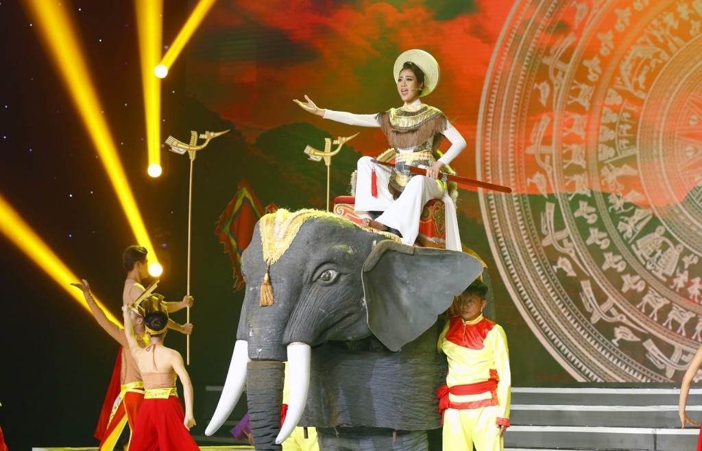 Mang mô hình voi 'siêu to khổng lồ' lên sân khấu, nữ MC 9x Anh Thi giành giải Quán quân 'Duyên dáng Bolero' mùa thứ 2