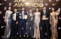 Hoa hậu cuồng bóng đá Đỗ Mỹ Linh rạng rỡ trao giải cho 11 cầu thủ xuất sắc nhất