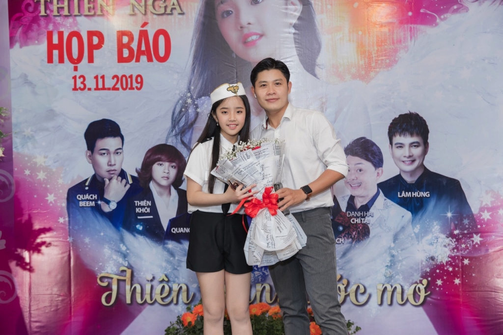 nhac si nguyen van chung ho tro be jennifer thien nga lam liveshow