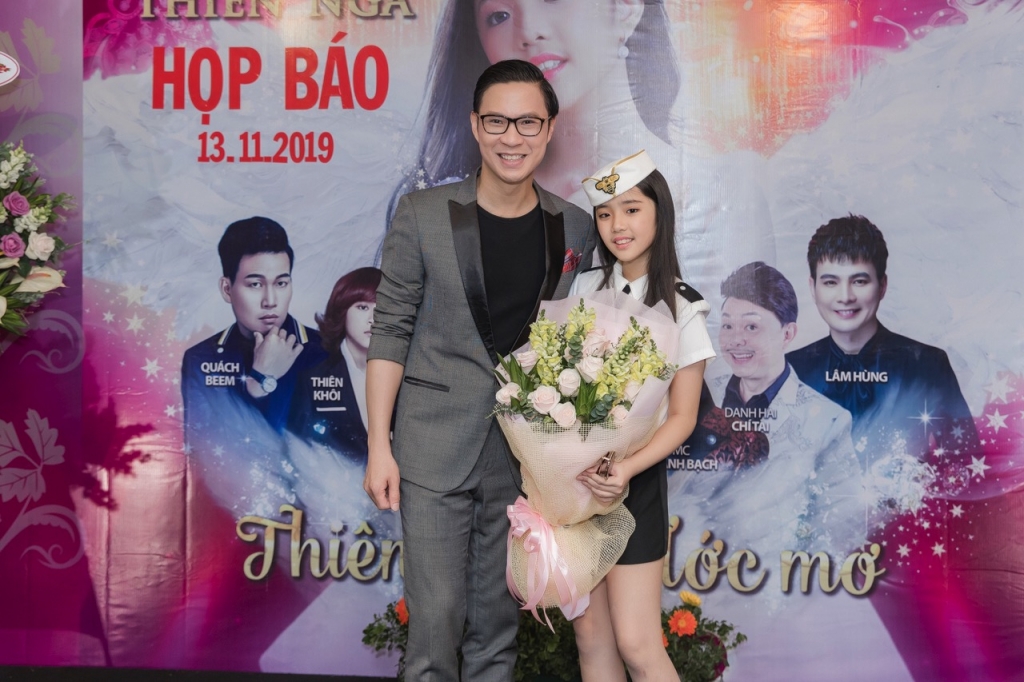 nhac si nguyen van chung ho tro be jennifer thien nga lam liveshow