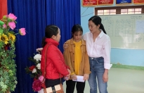 Mai Thanh Hà động viên, trao quà cho các em học sinh sau vụ sạt lở Trà Leng