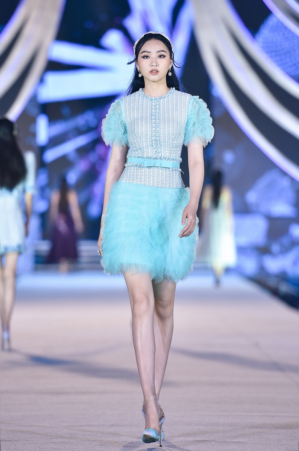 Hoa hậu Kỳ Duyên tái xuất đọ catwalk với Hoa hậu Tiểu Vy hoa hau ky duyen tai xuat do catwalk hoa hau tieu vy trong bo suu tap cua ntk le thanh hoa