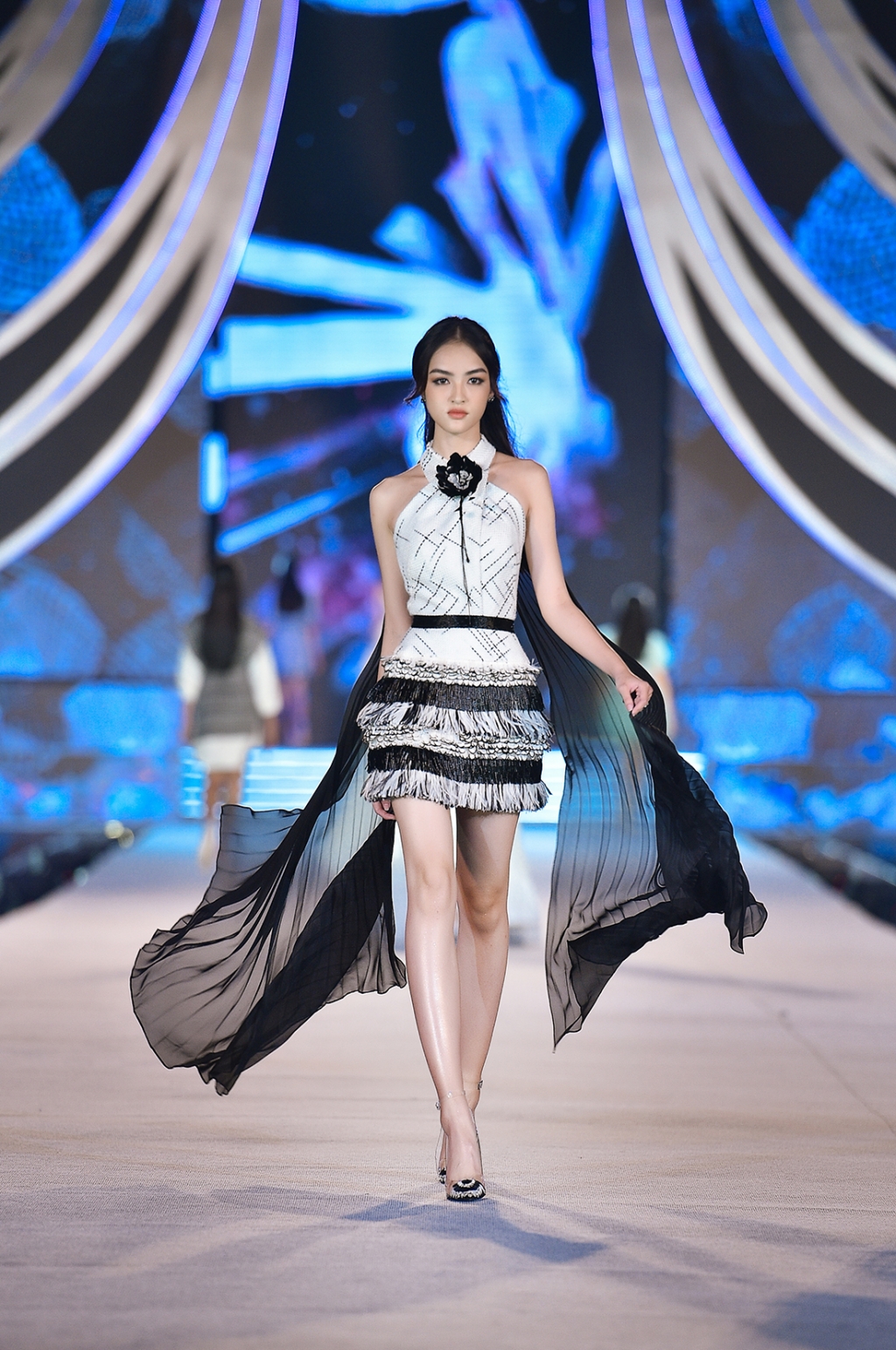 Hoa hậu Kỳ Duyên tái xuất đọ catwalk với Hoa hậu Tiểu Vy hoa hau ky duyen tai xuat do catwalk hoa hau tieu vy trong bo suu tap cua ntk le thanh hoa