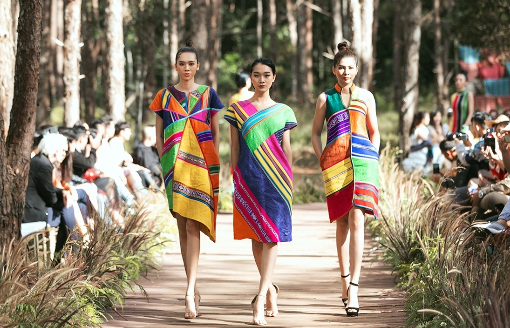 Fashion show 'Hương rừng sắc núi': 3 phong cách độc đáo với chất liệu thổ cẩm