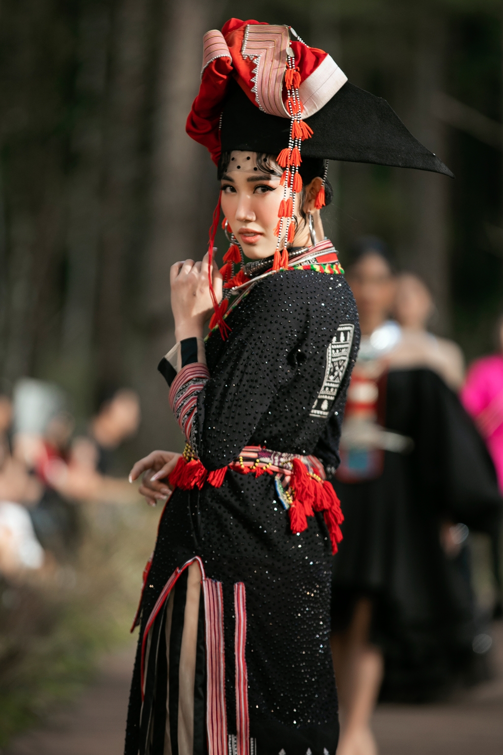 thuy ngan hoa thieu nu dan toc kieu sa cuon hut giua rung thong