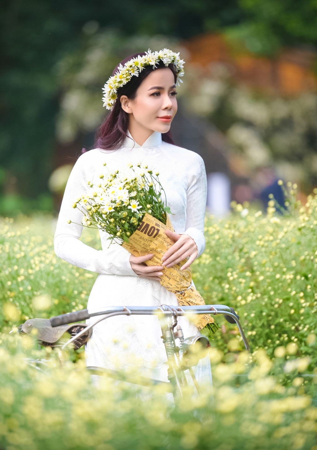 Hoa hậu Oanh Lê gây thương nhớ trong tà áo trắng tinh khôi