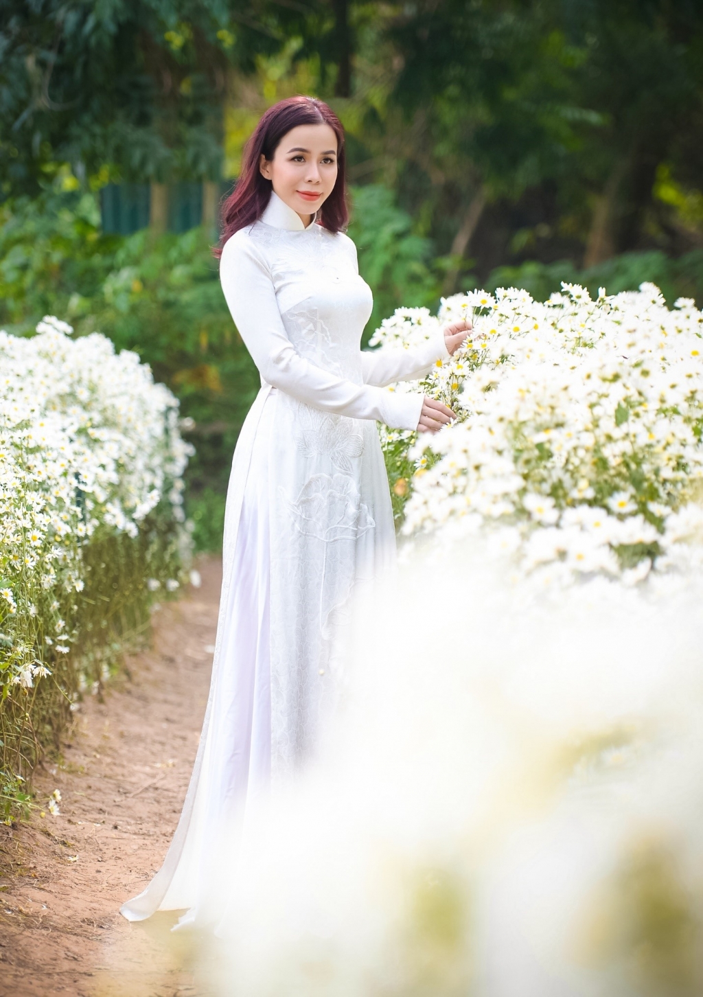 Hoa hậu Oanh Lê gây thương nhớ trong tà áo trắng tinh khôi