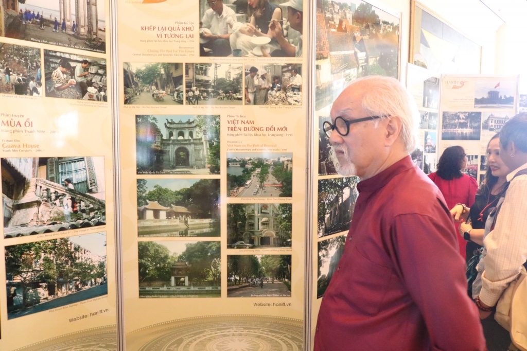 Khán giả Hà Nội và quan khách say sưa chiêm ngưỡng triển lãm 'Bối cảnh quay phim là các di tích, di sản văn hóa của Hà Nội'