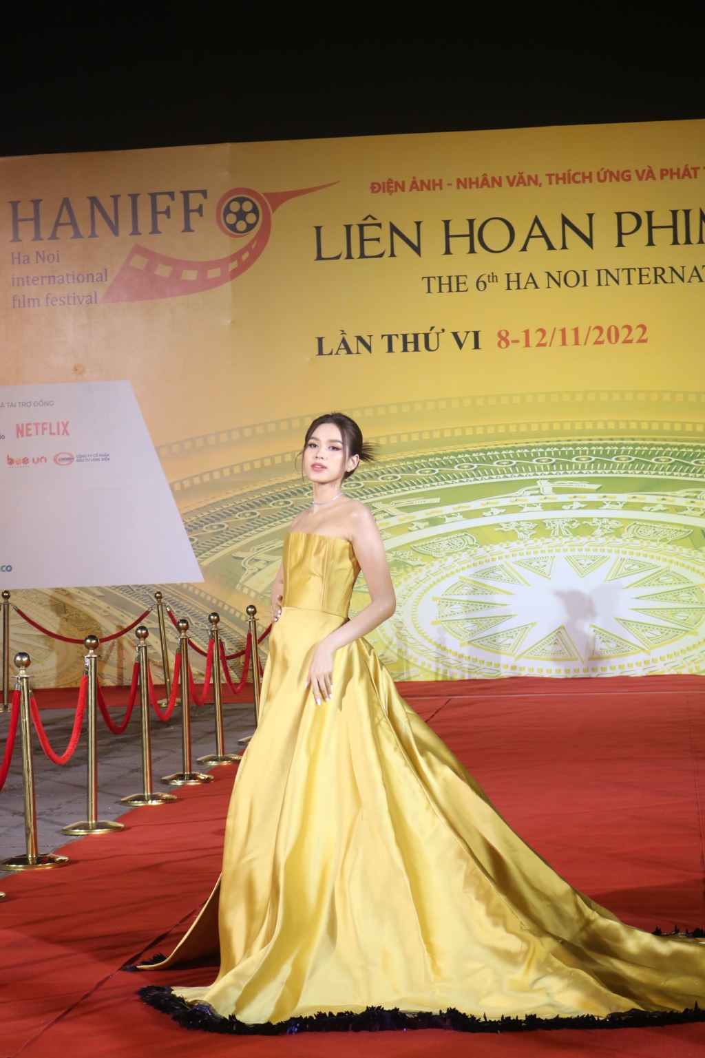Lan Phương khoe nhan sắc đỉnh cao 'chặt chém' Hoa hậu Đỗ Thị Hà trên thảm đỏ Haniff 2022