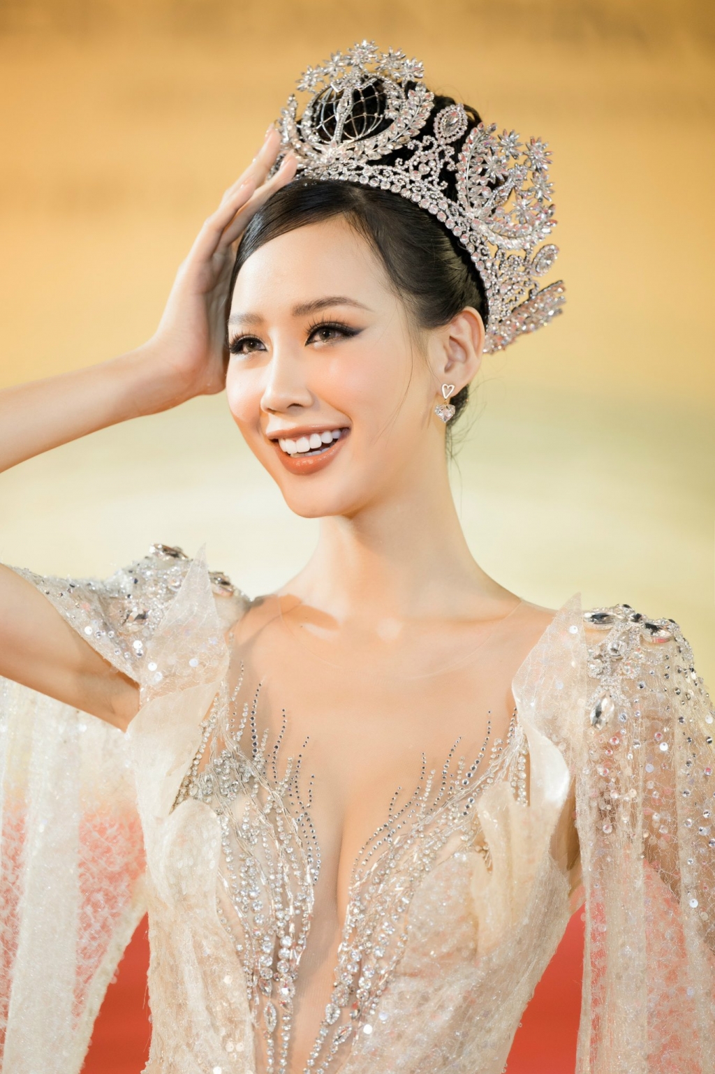 Hoa hậu Bảo Ngọc đẹp rạng ngời, khéo léo khoe 'gò bồng đào' gợi cảm tại thảm đỏ lễ bế mạc 'Haniff 2022'