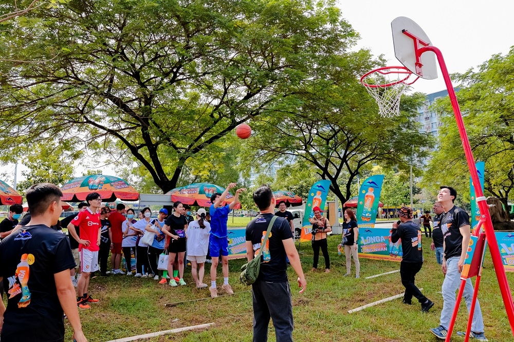 Nhãn hàng Longa mang 'hơi thở khỏe khoắn' đến 'MTV School Fest' với giải chạy Gen Z Can, sân chơi bóng rổ, ném vòng