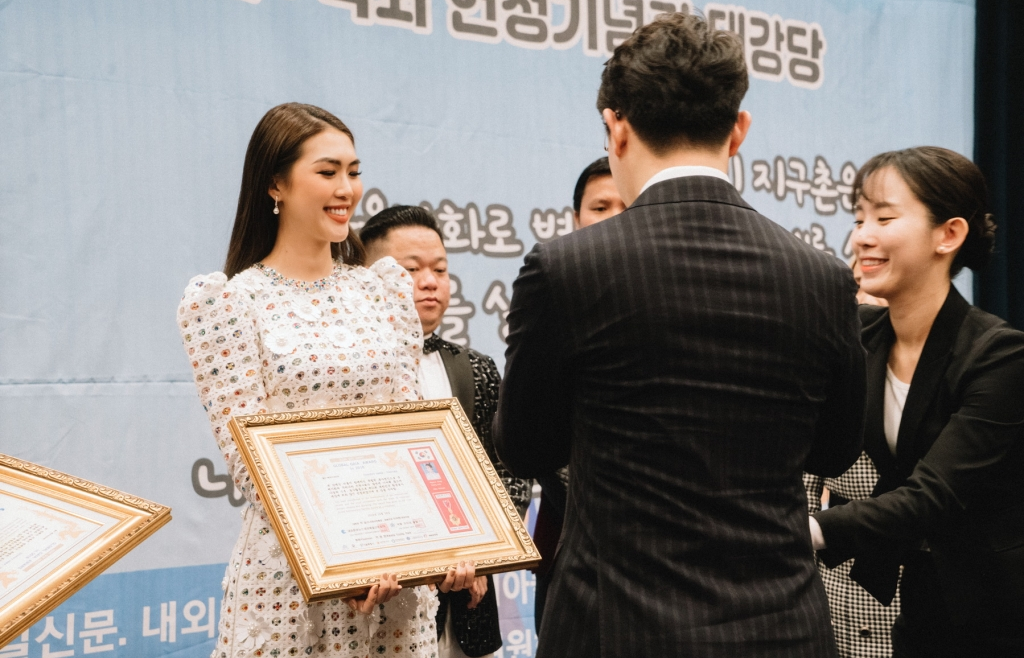 Hoa hậu Tường Linh nhận giải thưởng nghệ sĩ vì cộng đồng tại Hàn Quốc