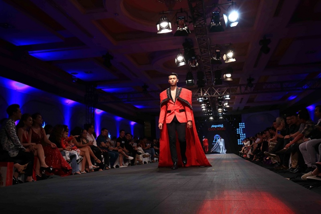 catwalk tren man hinh led san dien day moi me tai dai hoi my nam 2018