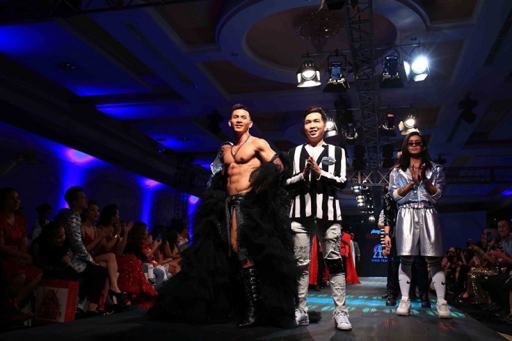 catwalk tren man hinh led san dien day moi me tai dai hoi my nam 2018