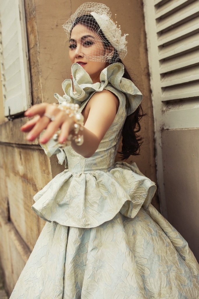 than thai co dien den hien dai cua hoa hau ao dai tuyet nga tai paris