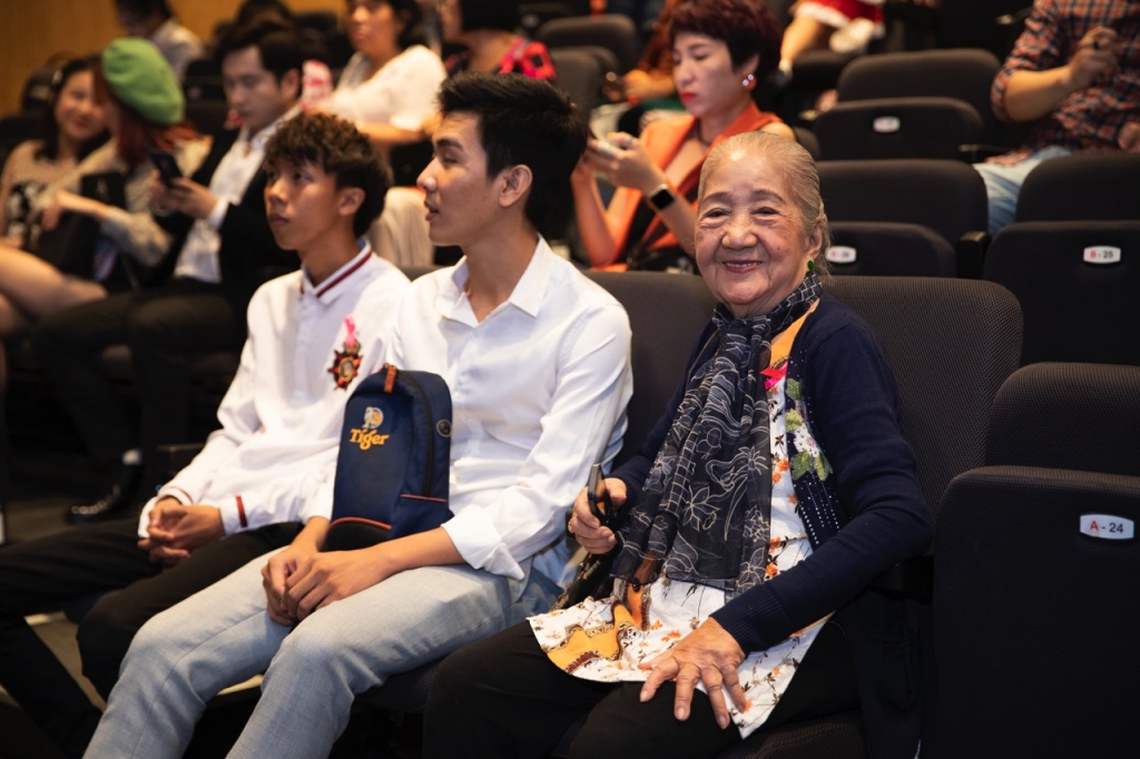 nghe si thien kim ca si bang cuong xuc dong khi xem binh minh noi hoang hon