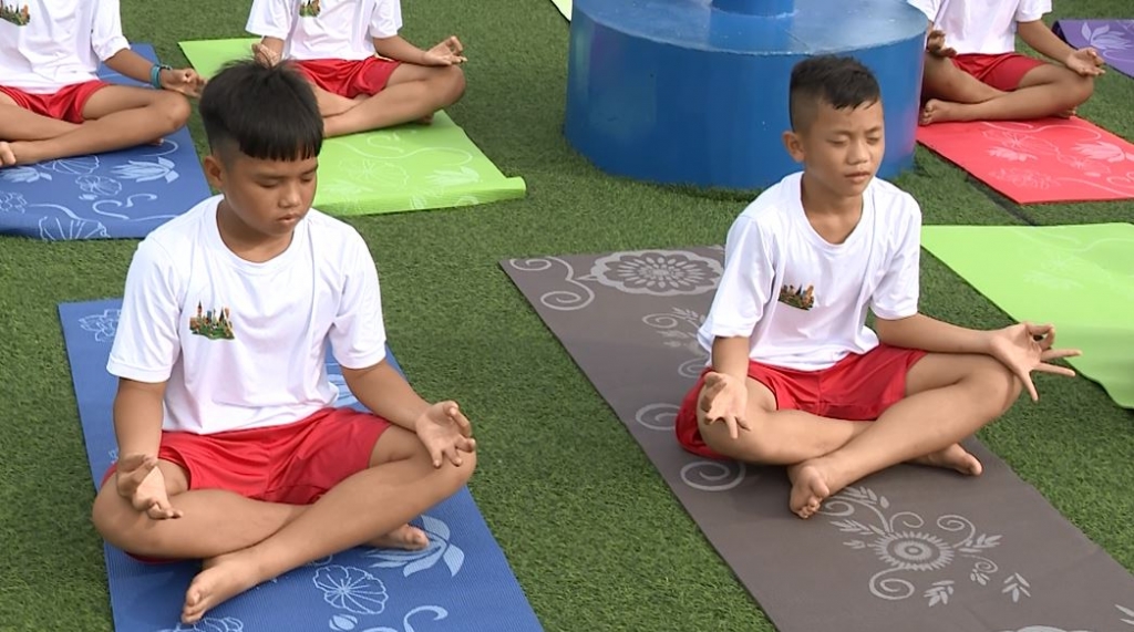 dieu nhi lam phu ta cung phuong trinh jolie day yoga cho cau thu nhi 2019
