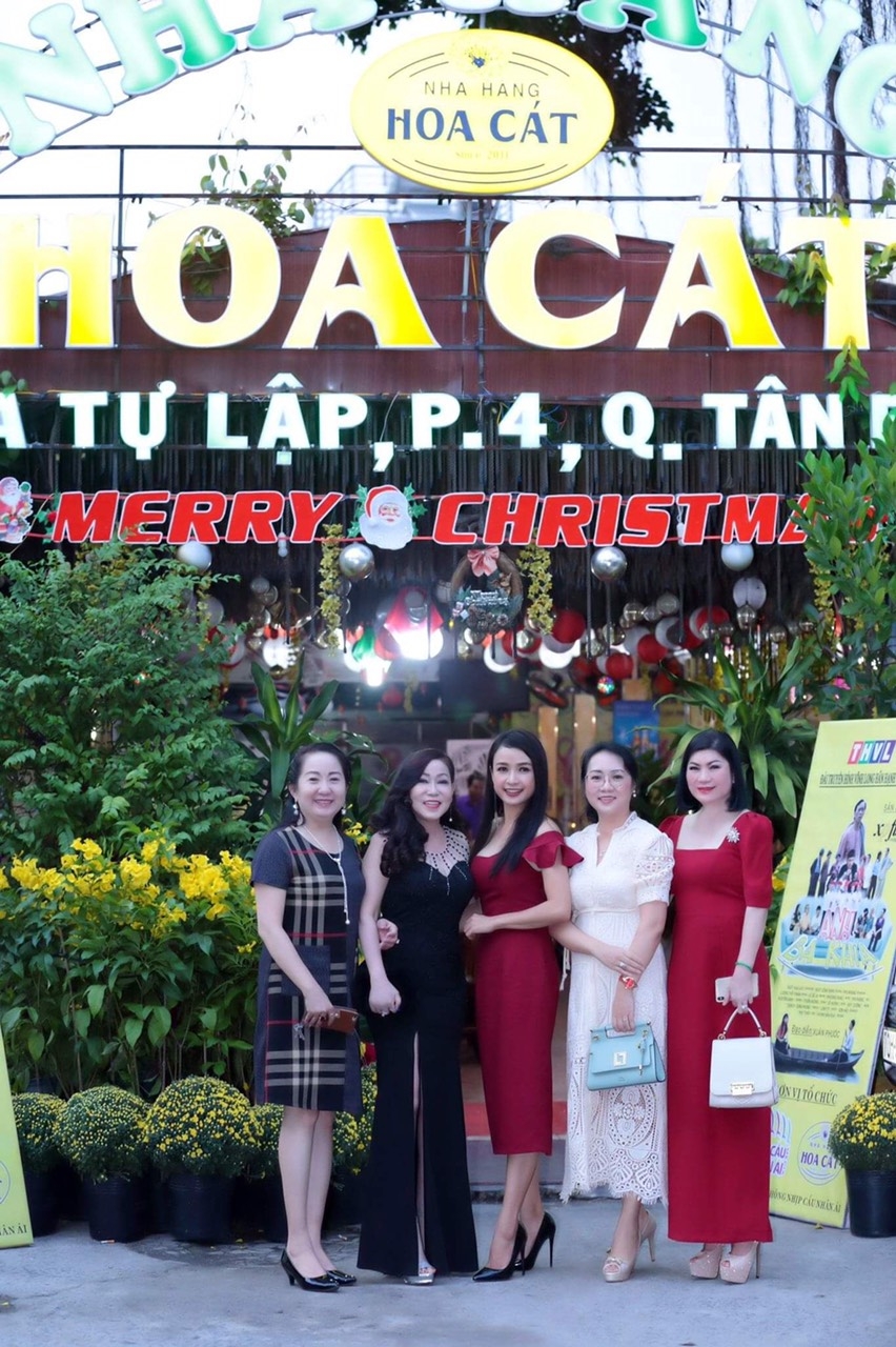 nsut hoai linh va ca si phi nhung khau chien trong anh ba khia
