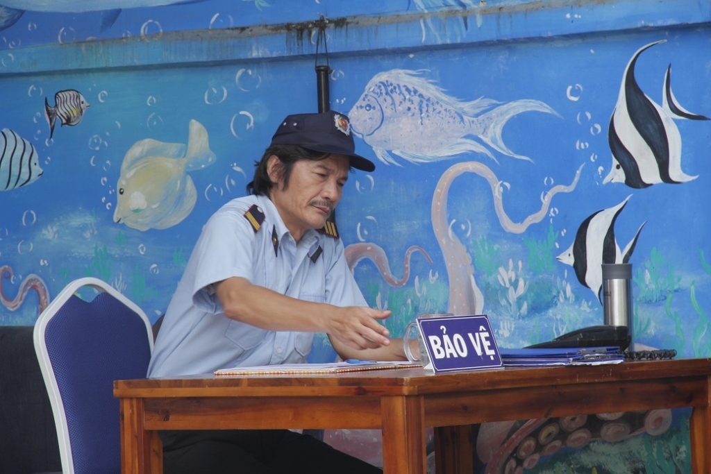nsut hoai linh va ca si phi nhung khau chien trong anh ba khia