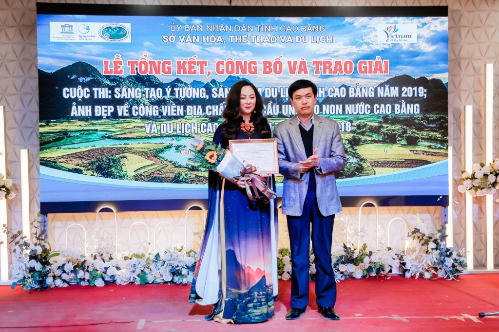 ntk vu thao giang thang lon voi khan choang ao dai tho cam