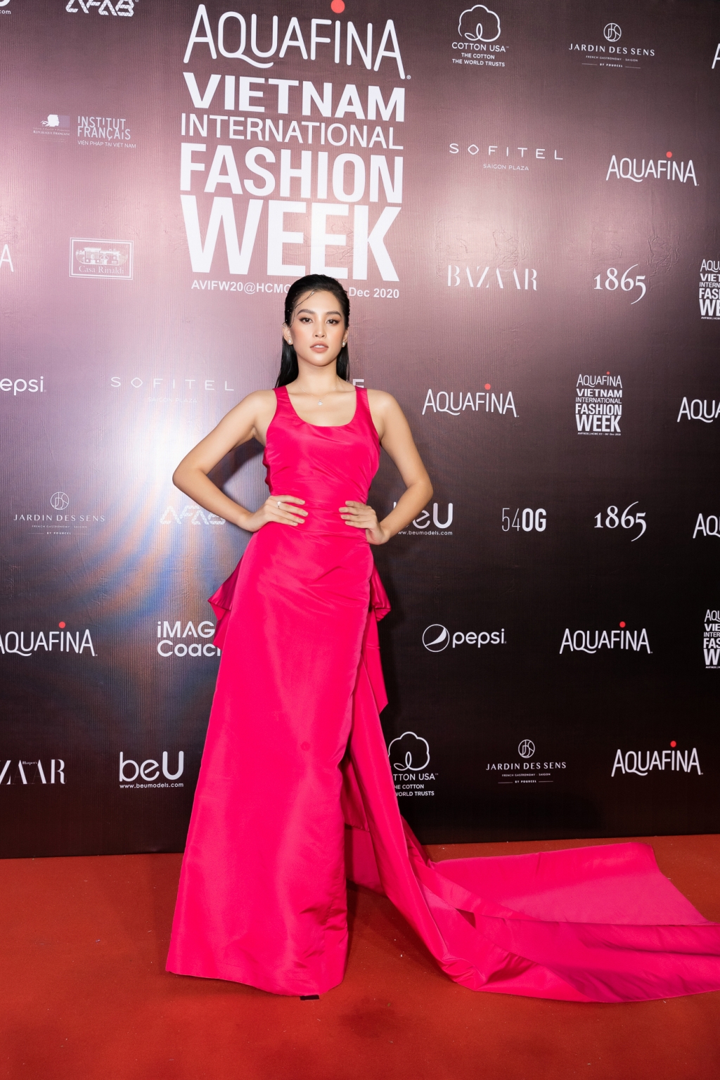 dan hoa hau hoan vu hoa hau viet nam do sac cuc cang tai aquafina vietnam international fashion week 2020