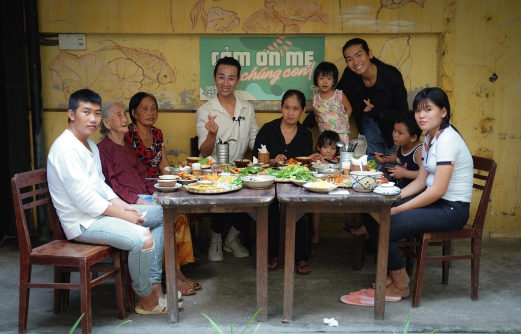 BB Trần, Hải Triều mang bữa tiệc đoàn viên trong mơ đến gia đình nghèo chưa từng được một lần ăn ngon