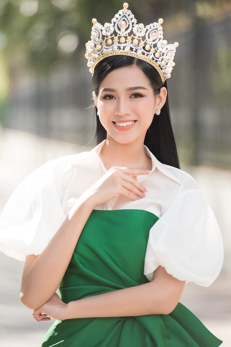 Fans hâm mộ hốt hoảng khi Hoa hậu Đỗ Thị Hà dương tính Covid-19, buộc phải hủy vé máy bay về Việt Nam