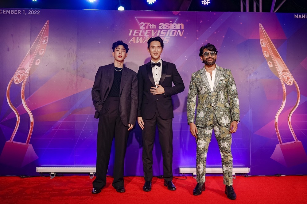 Trấn Thành, Lê Giang, Uyên Ân cùng Wren Evans xuất hiện đầy nổi bật và sải bước ấn tượng trên thảm đỏ 'Asian TV Awards'