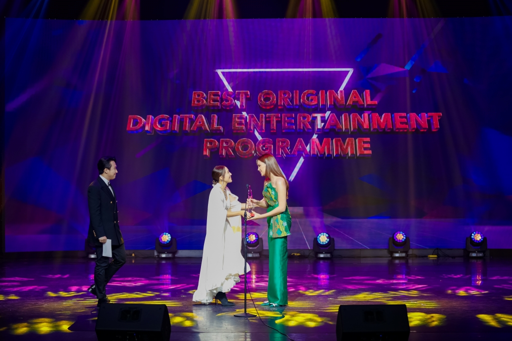 Đêm trao giải Asian Television Awards lần thứ 27: Trấn Thành trao cúp cùng ngôi sao Hồng Kông, Wren Evans trình diễn cực 'ma mị'