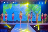 Bán kết 'Hoa hậu Việt Nam thời đại 2022': 'Bỏng mắt' với đường cong cực 'gắt' của các thí sinh