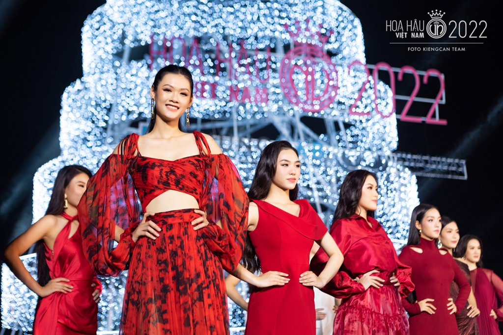 'Hoa hậu cao nhất' cùng 'best face' bận làm giám khảo vẫn trình diễn tại 'Hoa hậu Việt Nam'