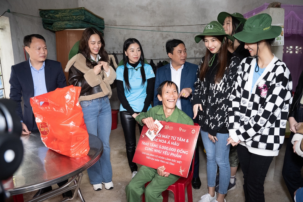 'Tết Hạnh Phúc': Cùng dàn Hoa, Á hậu mang Tết về với bà con khó khăn tại Hà Tĩnh