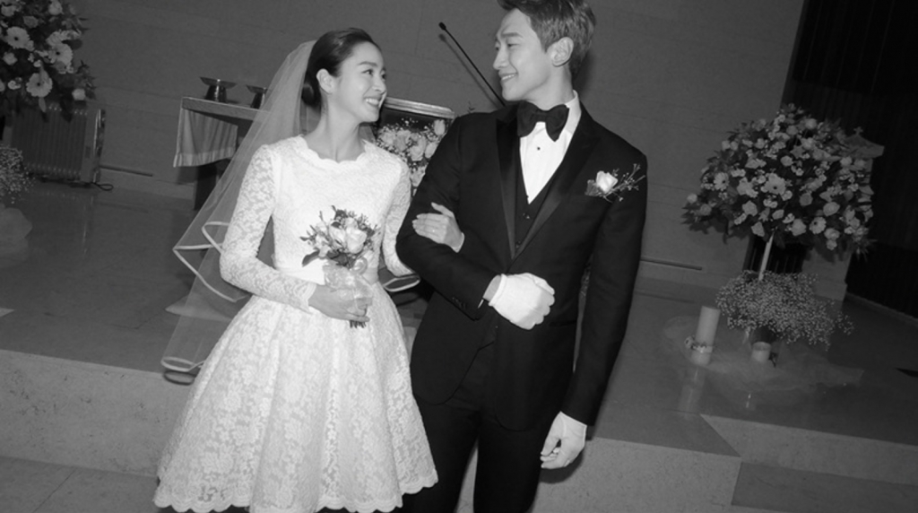 Hóa ra váy cưới của Kim Tae Hee là do chính cô ấy lên ý tưởng