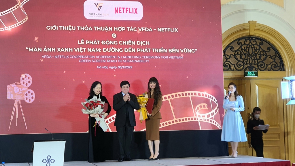 Việt Nam cũng bắt đầu tiếp cận điện ảnh xanh thông qua  việc Hiệp hội Xúc tiến phát triển Điện ảnh Việt Nam (VFDA) vừa bắt tay với Tập đoàn Netflix cùng phát động chiến dịch “Màn ảnh Xanh Việt Nam: Đường đến phát triển bền vững”