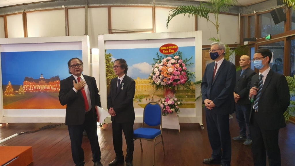 NSND Đặng Nhật Minh nhận Huân chương Hiệp sĩ Văn học nghệ thuật