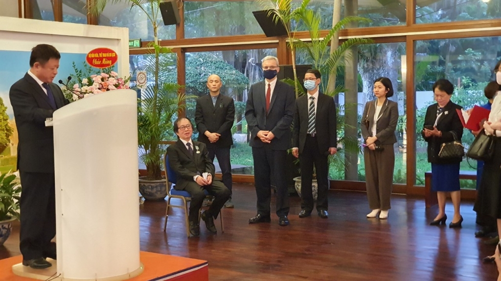 NSND Đặng Nhật Minh nhận Huân chương Hiệp sĩ Văn học nghệ thuật