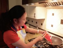 Lưu Hiểu Khánh lần đầu tiên xuống bếp nấu ăn cho chồng