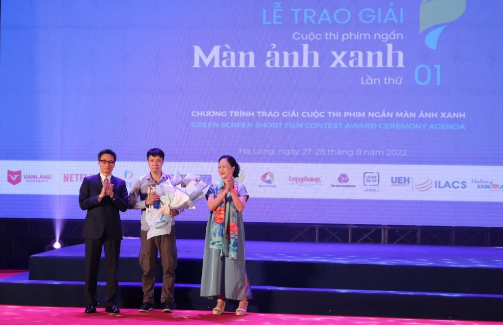 Vượt qua nhiều ứng cử, phim tài liệu Bám rễ của tác giả Mai Đình Khôi đã xuất sắc giành giải nhất trị giá 100 triệu đồng 