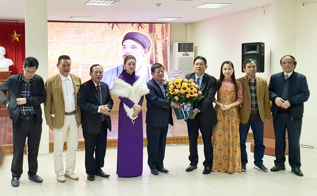 Nhạc sĩ Đỗ Hồng Quân - Chủ tịch Liên hiệp các Hội Văn học Nghệ thuật Việt Nam tặng hoa chúc mừng đoàn phim trong buổi Tọa đàm và ra mắt sáng ngày 9/11