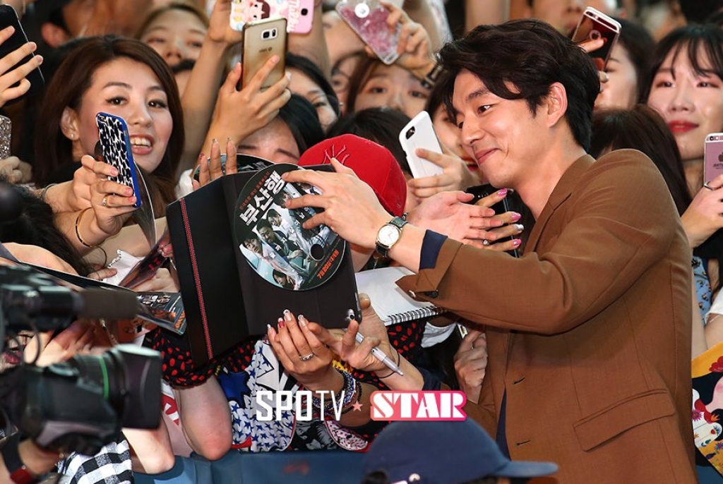 gong yoo ong vua biet cach chieu long fan