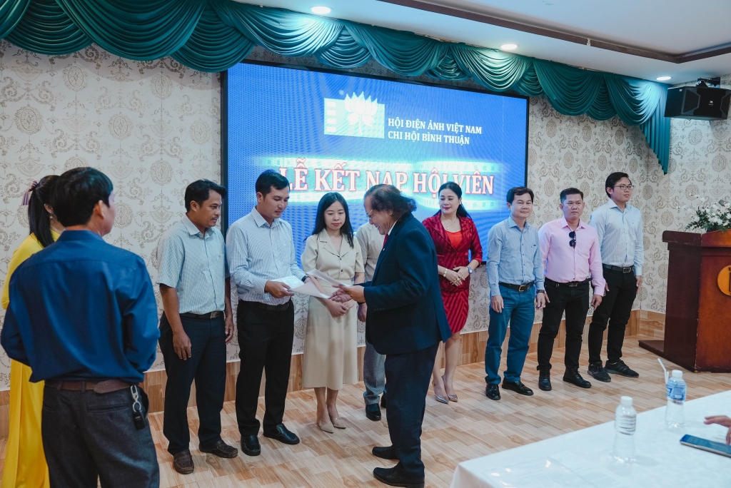 PGS-TS Đỗ Lệnh Hùng Tú – Chủ tịch Hội điện ảnh Việt Nam trao chứng nhận cho các hội viên mới