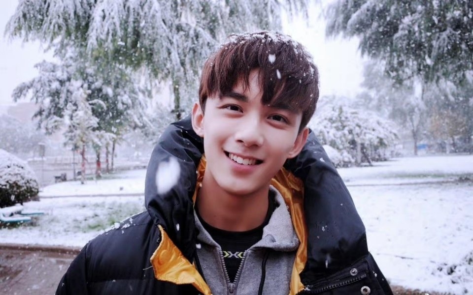 'Giữa cơn bão tuyết' đổi đạo diễn, Ngô Lỗi và Triệu Kim Mạch chuẩn bị lên hương?