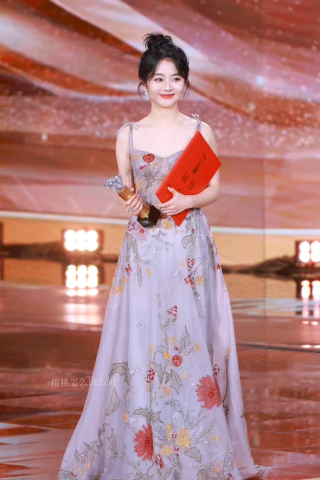 Đàm Tùng Vận trở thành nữ diễn viên chính đột phá của năm