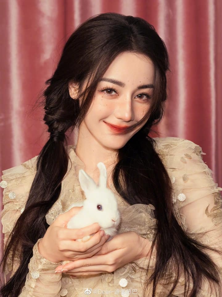 Địch Lệ Nhiệt Ba được đánh giá là nữ diễn viên xinh đẹp nhất năm 2023