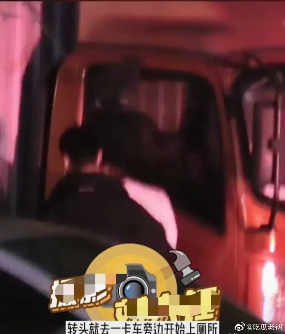 Nam diễn viên Hoa ngữ nổi tiếng một thời tùy tiện đi vệ sinh ngay trên đường phố bị paparazzi bắt gặp