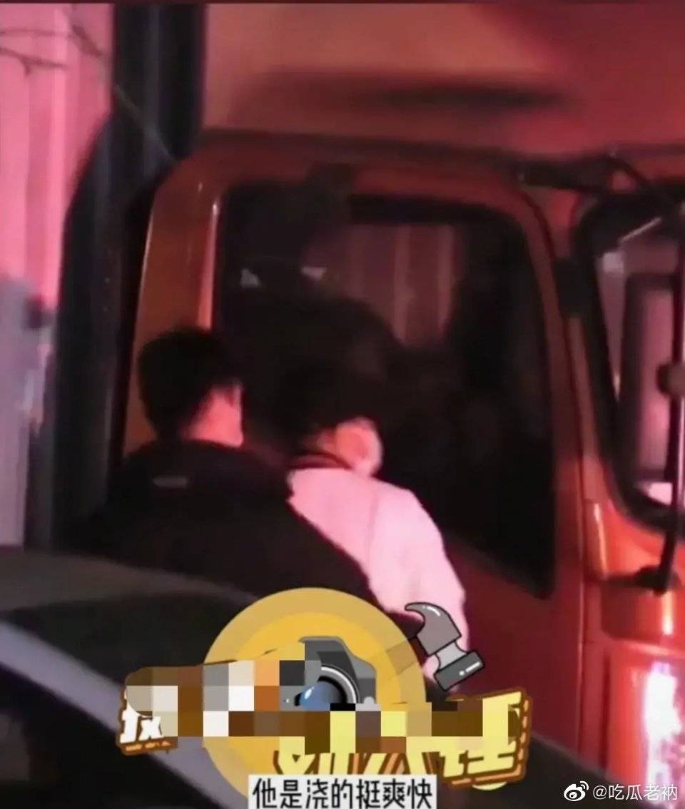 Nam diễn viên Hoa ngữ nổi tiếng một thời tùy tiện đi vệ sinh ngay trên đường phố bị paparazzi bắt gặp